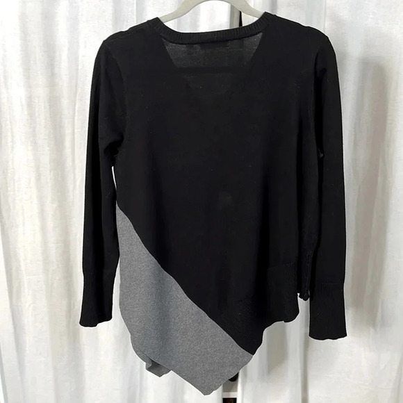 89TH + MADISON NWOT Asymmetric V-Neck Sweater, Size  M - Picture 4 of 9